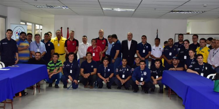 Bomberos de Asunción se capacitan en combate de incendios en edificios
