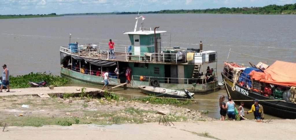Ante sobrecarga del Aquidabán chaqueños viajan en otros barcos