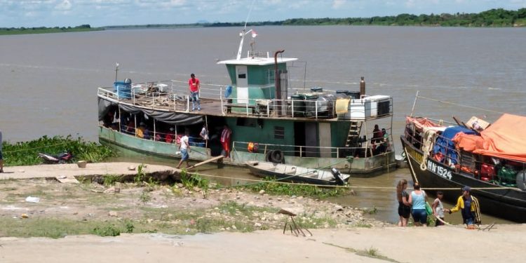 Ante sobrecarga del Aquidabán chaqueños viajan en otros barcos
