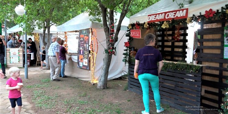 Mercadillo navideño llama la atención en Loma Plata