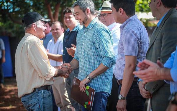 Ejecutivo entrega casi 400 títulos de propiedad a familias de distintos puntos del país