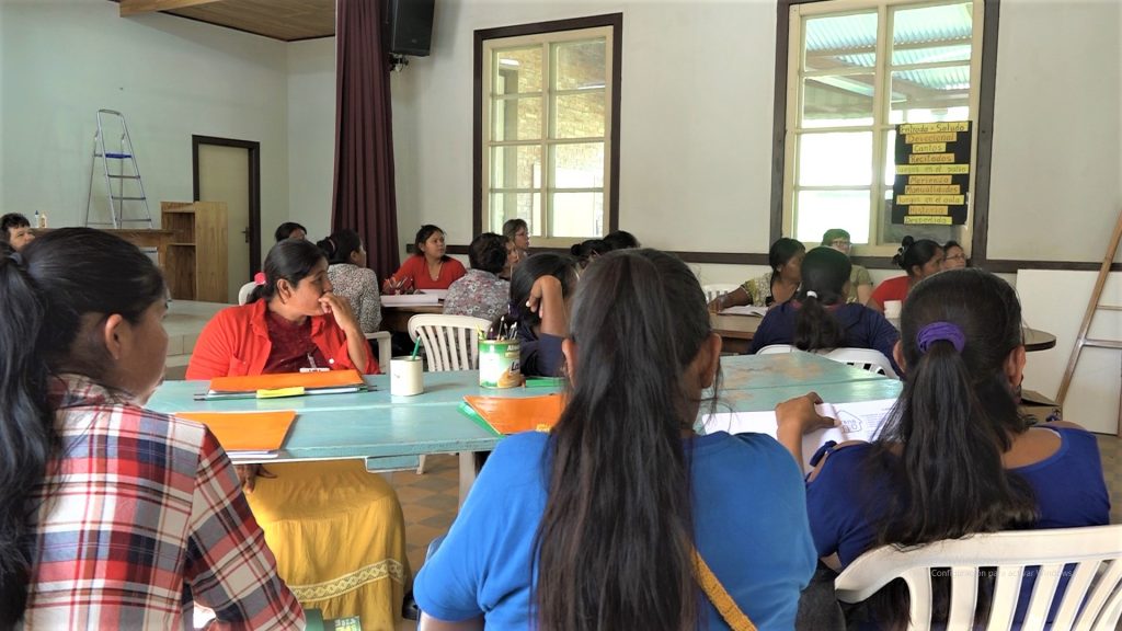 Madres ejercen el rol de educadoras en escuelitas de comunidades indígenas