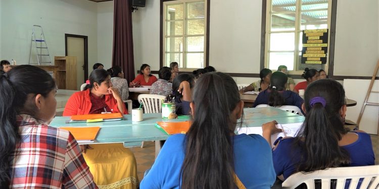 Madres ejercen el rol de educadoras en escuelitas de comunidades indígenas