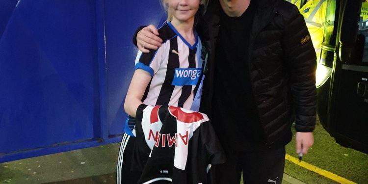Miguel Almirón sorprendió a una niña fanática del Newcastle United