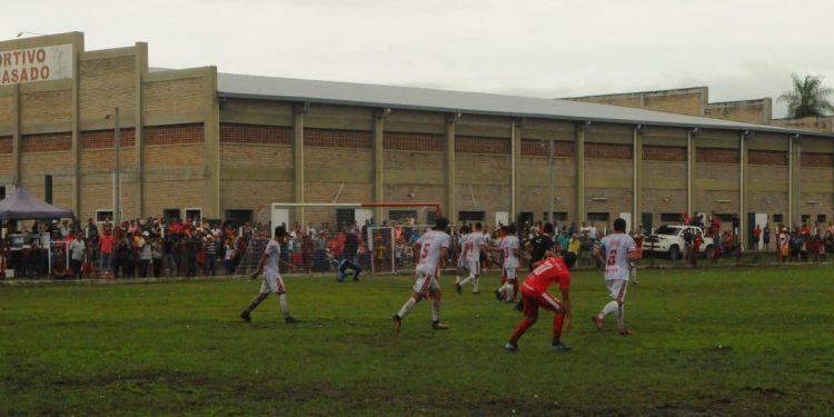 La Selección de Casadeña embarró sus chances de seguir en carrera