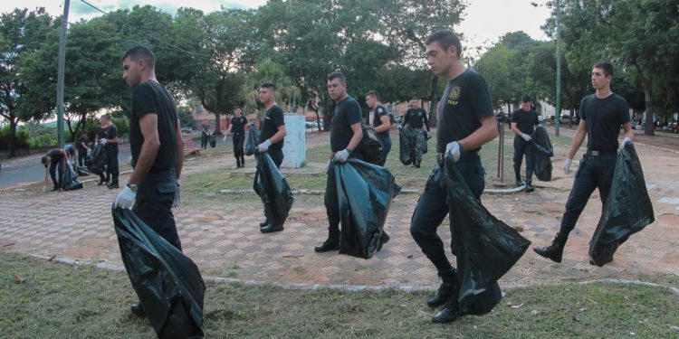 Lucha contra el dengue: Policías limpiando calles y plazas de Asunción