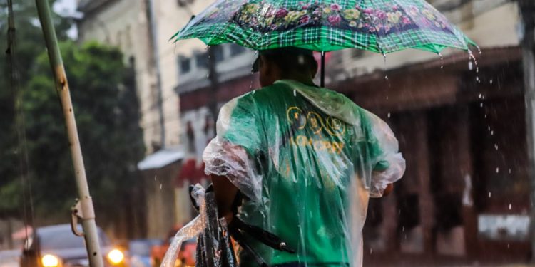Inicio de semana laboral con clima caluroso y lluvioso Inicio de semana laboral con clima caluroso y lluvioso