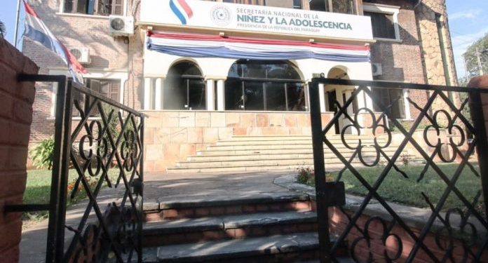 Minna acompaña a niña indígena en proceso de desintoxicación y rehabilitación