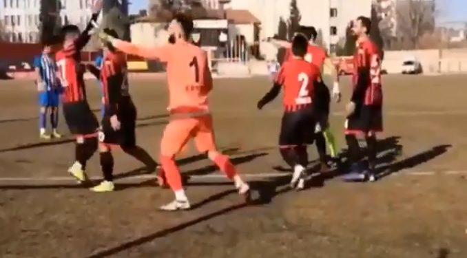 ¡Video viral! Arquero turco paró dos penales, pero se adelantó y lo expulsaron ¡Video viral! Arquero turco paró dos penales, pero se adelantó y lo expulsaron