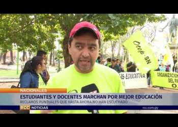 ESTUDIANTES Y DOCENTES MARCHAN POR UNA MEJOR EDUCACIÓN