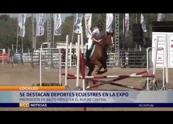 Premiación de salto hípico en el Ruedo Central