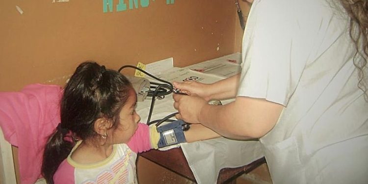 Inicio de clases y el dilema de los padres durante la inspección médica de los hijos