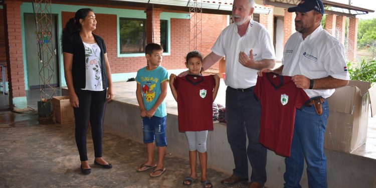 Empresa de confecciones donó 300 uniformes a dos instituciones educativas de Loma Plata Empresa de confecciones donó 300 uniformes a dos instituciones educativas de Loma Plata
