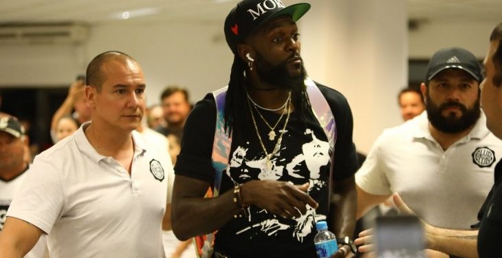 Emmanuel Adebayor fue recibido por una marea franjeada en Asunción Emmanuel Adebayor fue recibido por una marea franjeada en Asunción