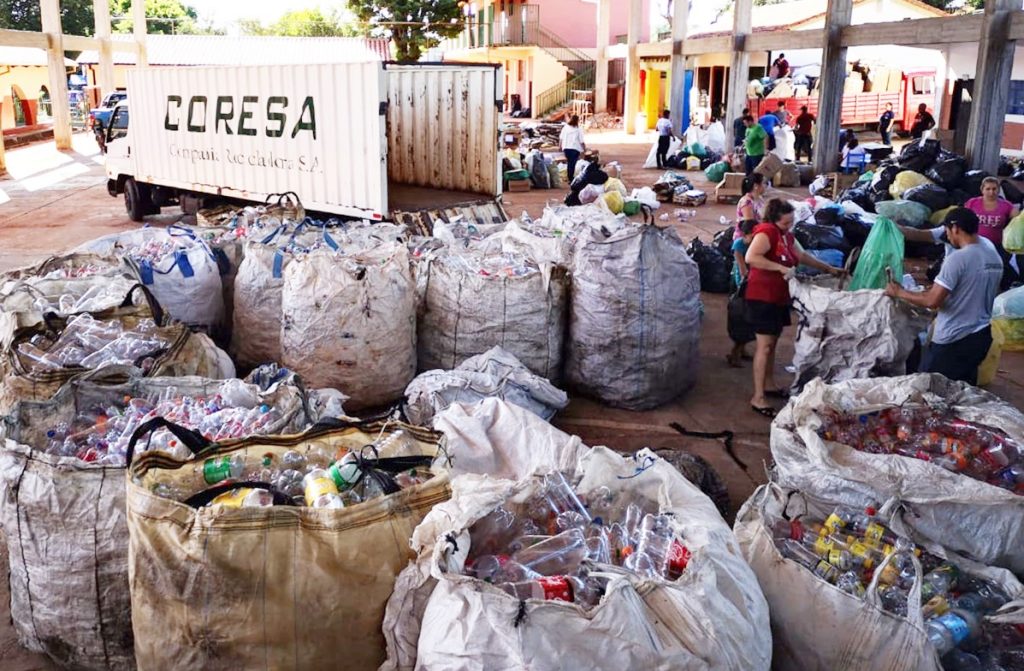 Estudiantes recolectan residuos y promueven la correcta separación de desechos