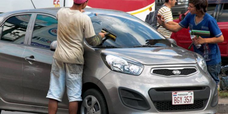 Municipalidad y Ministerios ofrecerán alternativas a cuidacoches y limpiavidrios