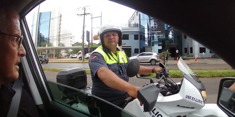 Tras un año de ser chantajeado con coima se vuelve a encontrar con Agente PMT y lo filmó