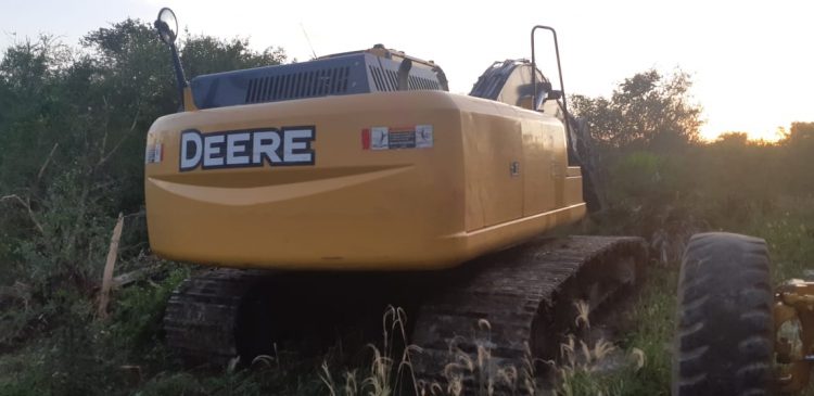 Denuncian ante la comisaría que maquinarias de la Gobernación realizaban trabajo en terreno particular