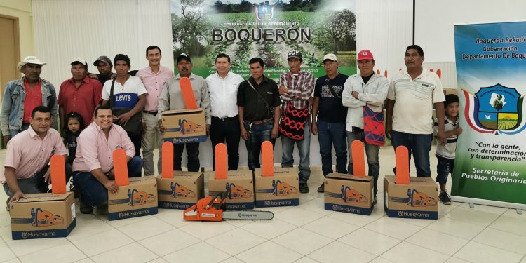 Comunidades ayoreas recibieron motosierras prometidas por la Gobernación de Boquerón Comunidades ayoreas recibieron motosierras prometidas por la Gobernación de Boquerón