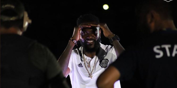 Adebayor: «Roque me dijo que acá se vive y se respira fútbol, espero descubrirlo todo»