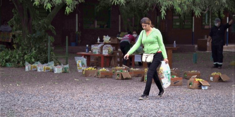 Entregaron merienda escolar para padres de alumnos en Boquerón Entregaron merienda escolar para padres de alumnos en Boquerón