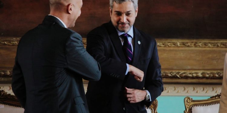 Nuevo saludo para evitar coronavirus