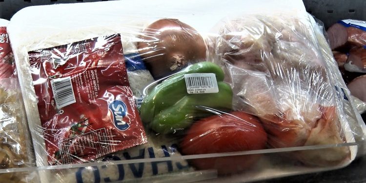 Supermercados de Filadelfia lanzan combos económicos ante crisis