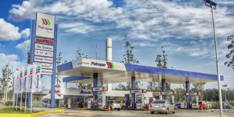 Petropar reduce 400 guaraníes el precio de sus combustibles