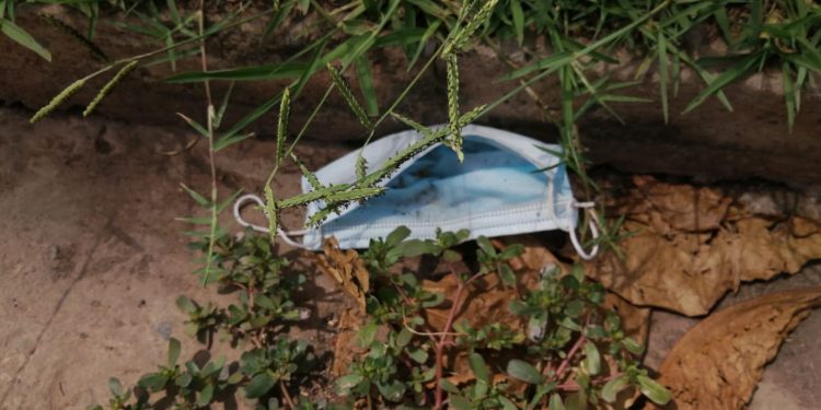 Alerta: Desechan tapabocas usados en las calles Alerta: Desechan tapabocas usados en las calles