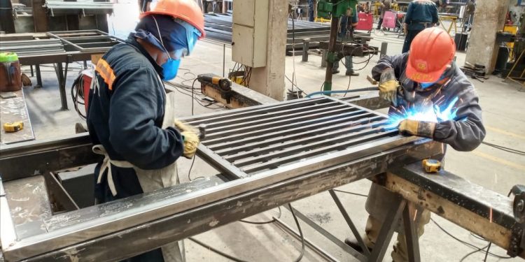 Fabricación de camas para hospitales de contingencia da trabajo a casi cien personas