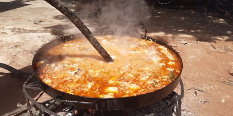 Vecinos de Cruce Loma Plata preparan ollas populares en sus barrios
