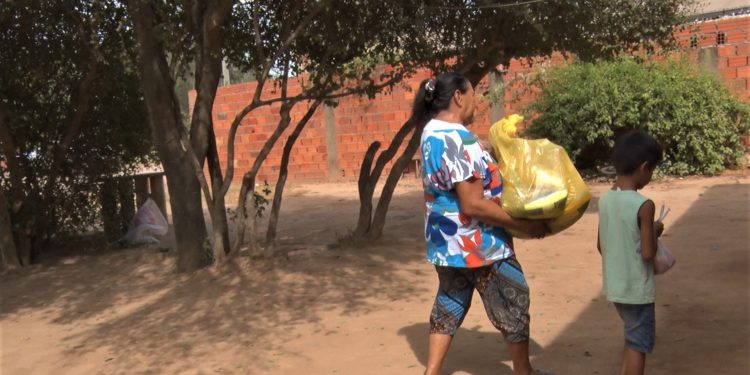 Distribuyen 200 kits de alimentos a familias de varios barrios de Loma Plata Distribuyen 200 kits de alimentos a familias de varios barrios de Loma Plata