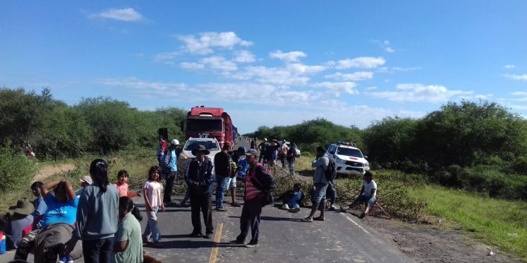 Indígenas cierran ruta Transchaco reclamando bolsas de alimentos para no seguir con hambre Indígenas cierran ruta Transchaco reclamando bolsas de alimentos para no seguir con hambre
