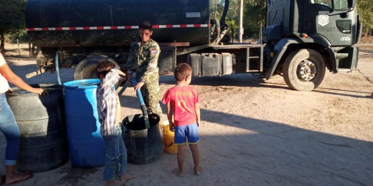 Durante la cuarentena la sequía aprieta y los militares acarrean agua a Toro Pampa