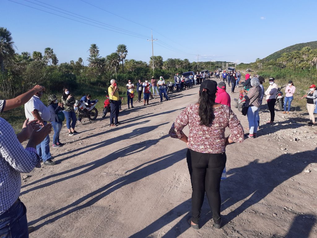 En Fuerte Olimpo pobladores se manifiestan por liberación de barrera En Fuerte Olimpo pobladores se manifiestan por liberación de barrera