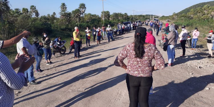 En Fuerte Olimpo pobladores se manifiestan por liberación de barrera
