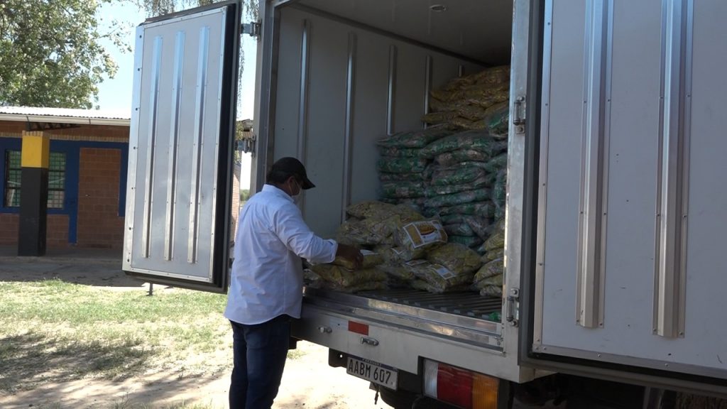 Gobernación de Boquerón entrega merienda escolar mientras preparan kits de alimentos Gobernación de Boquerón entrega merienda escolar mientras preparan kits de alimentos