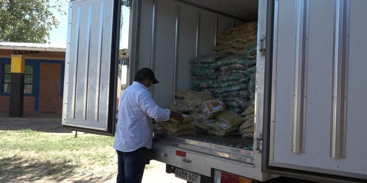 Gobernación de Boquerón entrega merienda escolar mientras preparan kits de alimentos