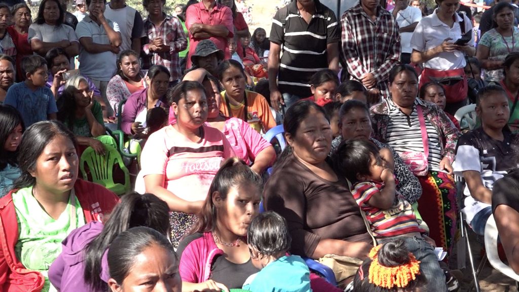 Entregan documentos de identidad a nativos de comunidades indígenas Entregan documentos de identidad a nativos de comunidades indígenas