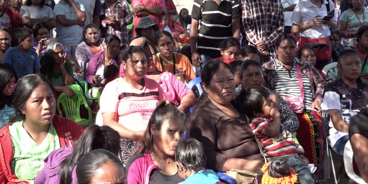 Entregan documentos de identidad a nativos de comunidades indígenas Entregan documentos de identidad a nativos de comunidades indígenas