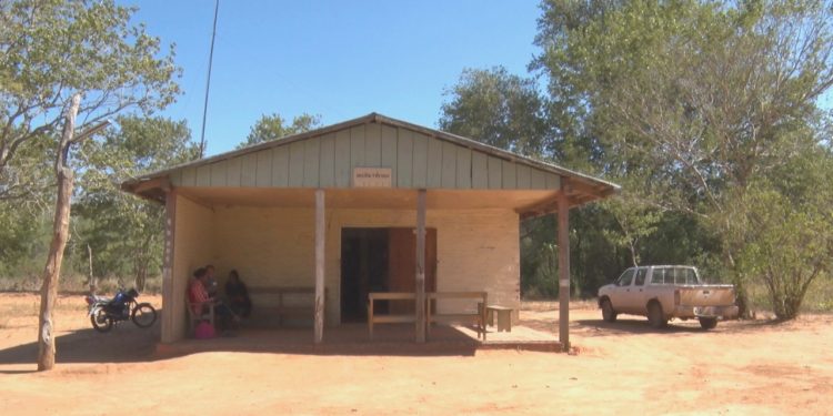 En antiguo y pequeño edificio promotora indígena brinda atención a la salud de su comunidad En antiguo y pequeño edificio promotora indígena brinda atención a la salud de su comunidad