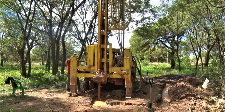 Mariscal Estigarribia: Ante gran demanda de agua potable excavan pozos someros Mariscal Estigarribia: Ante gran demanda de agua potable excavan pozos someros