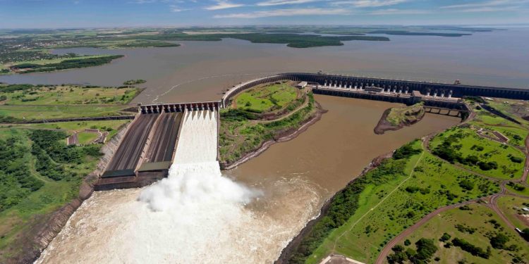 Empleados de Itaipu realizaron millonario depósito para la lucha contra el covid-19