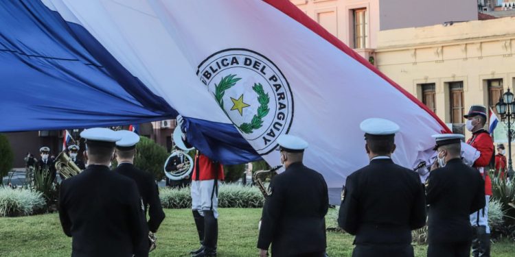 Con izamiento de la bandera y cañonazos inician festividades patrias