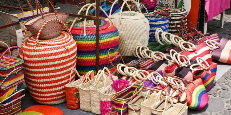 Comunidad indígena “Toba Qom” ofrece su producción en feria artesanal