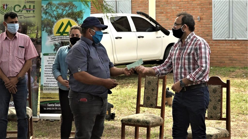 Entregan asistencia financiera a pequeños productores de leche del Chaco