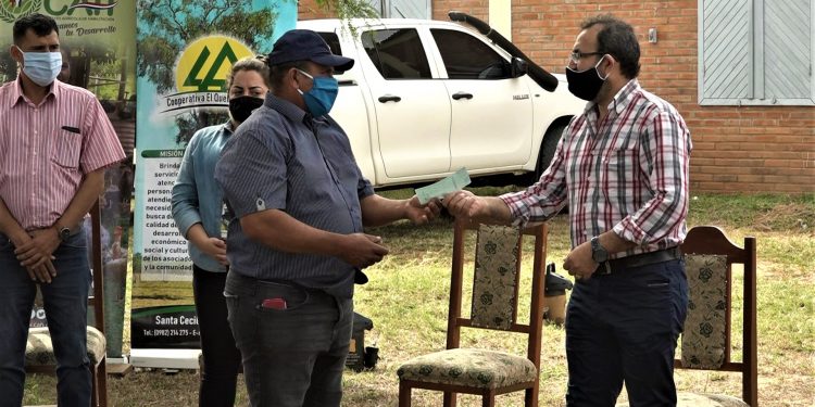 Entregan asistencia financiera a pequeños productores de leche del Chaco Entregan asistencia financiera a pequeños productores de leche del Chaco