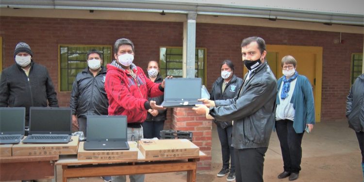 Boquerón: Notebooks entregadas en escuelas indígenas serán utilizadas por docentes Boquerón: Notebooks entregadas en escuelas indígenas serán utilizadas por docentes