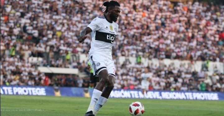 Olimpia habría intimado a Emmanuel Adebayor a que regrese de inmediato a Paraguay