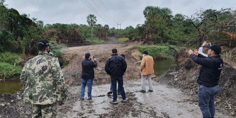 Taponan ilegalmente riacho en zona de comunidad nativa Taponan ilegalmente riacho en zona de comunidad nativa